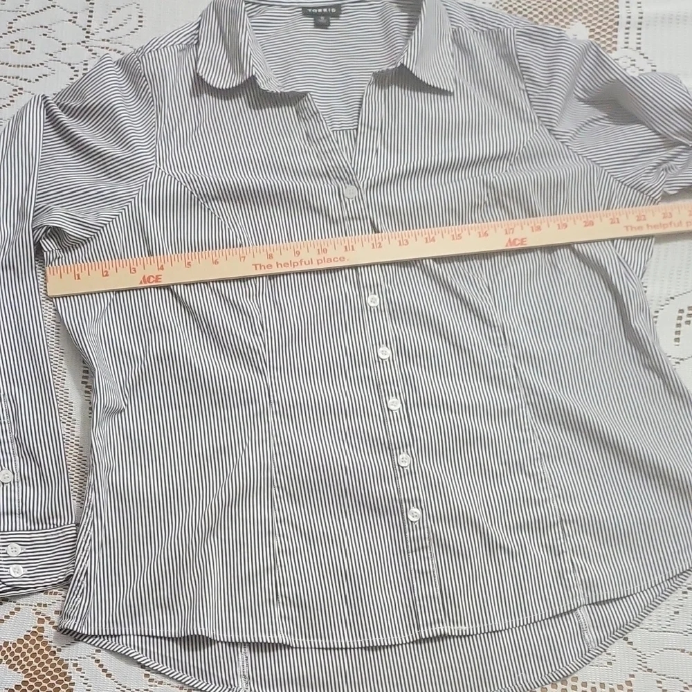 Torrid Black and White Striped Button Up Top 0 L - Picture 3 of 6